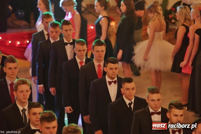 Zdjęcie w galerii na portalu naszraciborz.pl: Maturzyści z raciborskiego ZSOMS bawią się w Rogowie  wiadomości z regionu