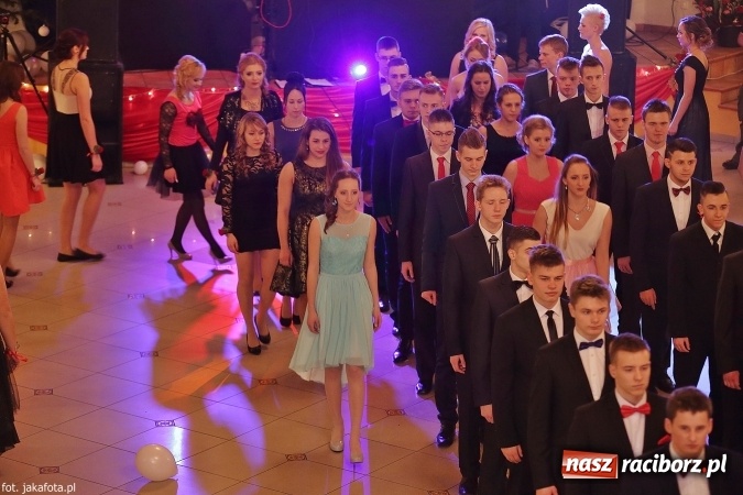 Zdjęcie w galerii na portalu naszraciborz.pl: Maturzyści z raciborskiego ZSOMS bawią się w Rogowie  wiadomości z regionu