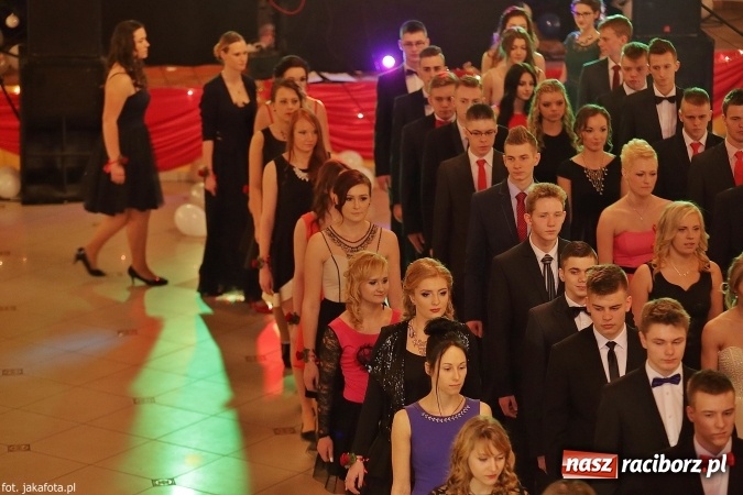 Zdjęcie w galerii na portalu naszraciborz.pl: Maturzyści z raciborskiego ZSOMS bawią się w Rogowie  wiadomości z regionu