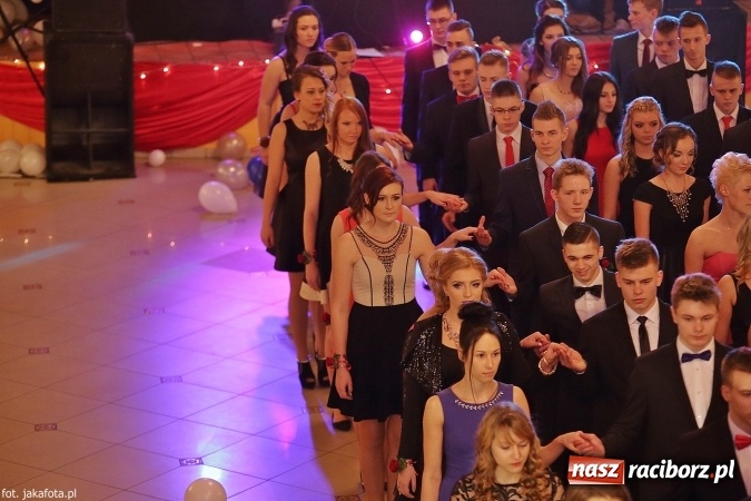 Zdjęcie w galerii na portalu naszraciborz.pl: Maturzyści z raciborskiego ZSOMS bawią się w Rogowie  wiadomości z regionu