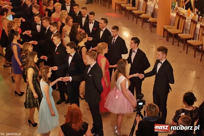 Zdjęcie w galerii na portalu naszraciborz.pl: Maturzyści z raciborskiego ZSOMS bawią się w Rogowie  wiadomości z regionu