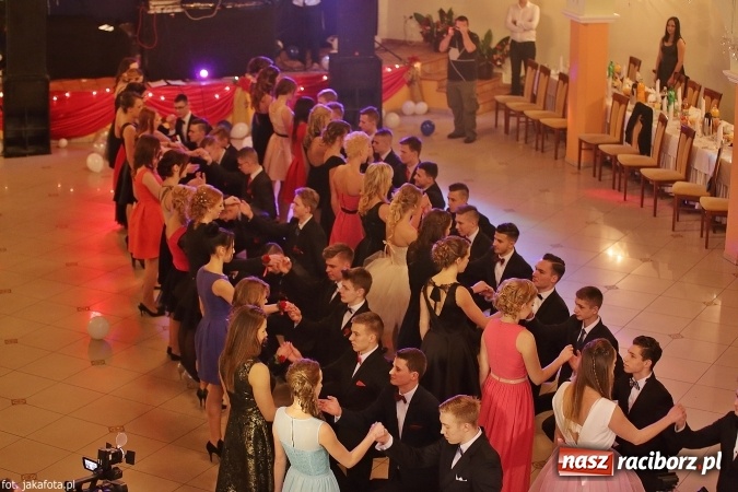 Zdjęcie w galerii na portalu naszraciborz.pl: Maturzyści z raciborskiego ZSOMS bawią się w Rogowie  wiadomości z regionu