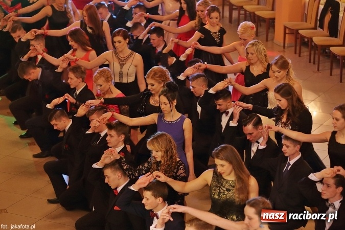 Zdjęcie w galerii na portalu naszraciborz.pl: Maturzyści z raciborskiego ZSOMS bawią się w Rogowie  wiadomości z regionu