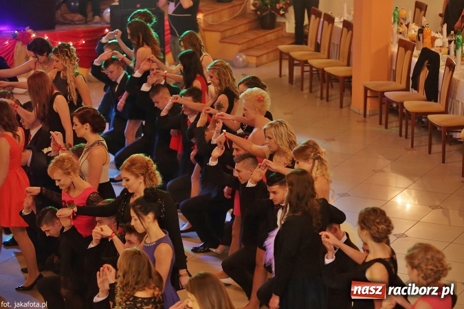 Zdjęcie w galerii na portalu naszraciborz.pl: Maturzyści z raciborskiego ZSOMS bawią się w Rogowie  wiadomości z regionu