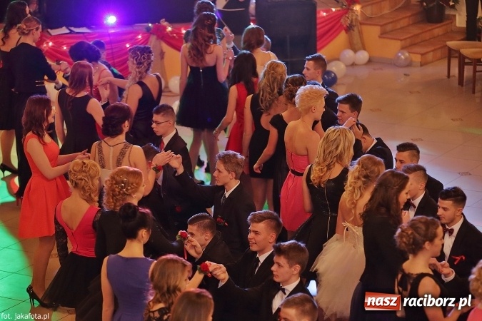 Zdjęcie w galerii na portalu naszraciborz.pl: Maturzyści z raciborskiego ZSOMS bawią się w Rogowie  wiadomości z regionu