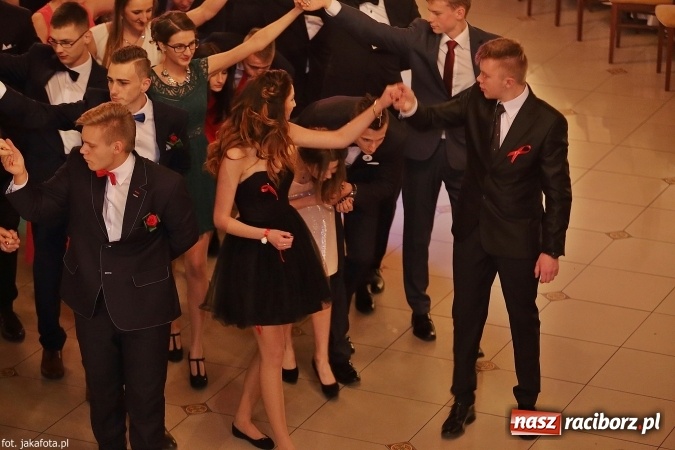 Zdjęcie w galerii na portalu naszraciborz.pl: Maturzyści z raciborskiego ZSOMS bawią się w Rogowie  wiadomości z regionu