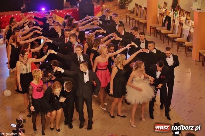 Zdjęcie w galerii na portalu naszraciborz.pl: Maturzyści z raciborskiego ZSOMS bawią się w Rogowie  wiadomości z regionu