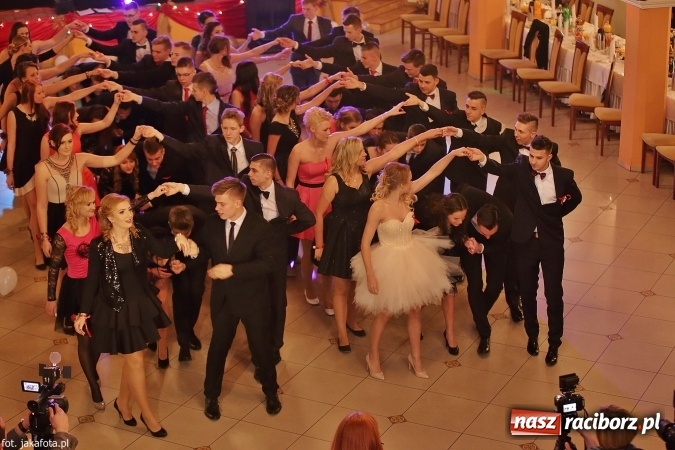 Zdjęcie w galerii na portalu naszraciborz.pl: Maturzyści z raciborskiego ZSOMS bawią się w Rogowie  wiadomości z regionu