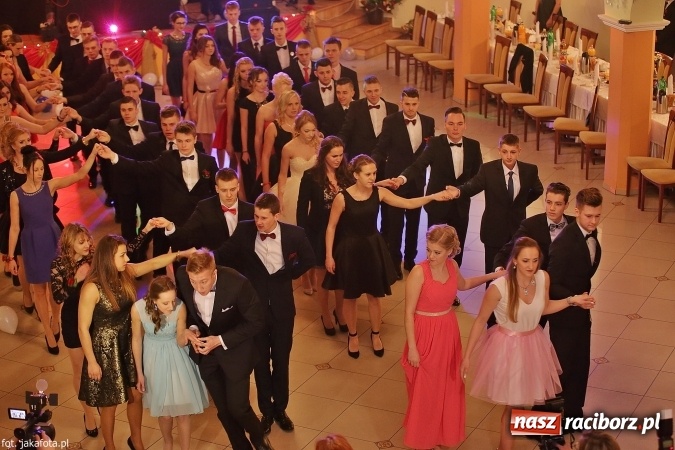 Zdjęcie w galerii na portalu naszraciborz.pl: Maturzyści z raciborskiego ZSOMS bawią się w Rogowie  wiadomości z regionu