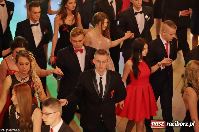 Zdjęcie w galerii na portalu naszraciborz.pl: Maturzyści z raciborskiego ZSOMS bawią się w Rogowie  wiadomości z regionu