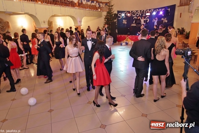 Zdjęcie w galerii na portalu naszraciborz.pl: Maturzyści z raciborskiego ZSOMS bawią się w Rogowie  wiadomości z regionu