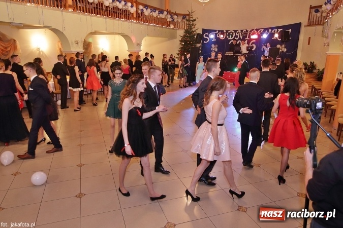 Zdjęcie w galerii na portalu naszraciborz.pl: Maturzyści z raciborskiego ZSOMS bawią się w Rogowie  wiadomości z regionu