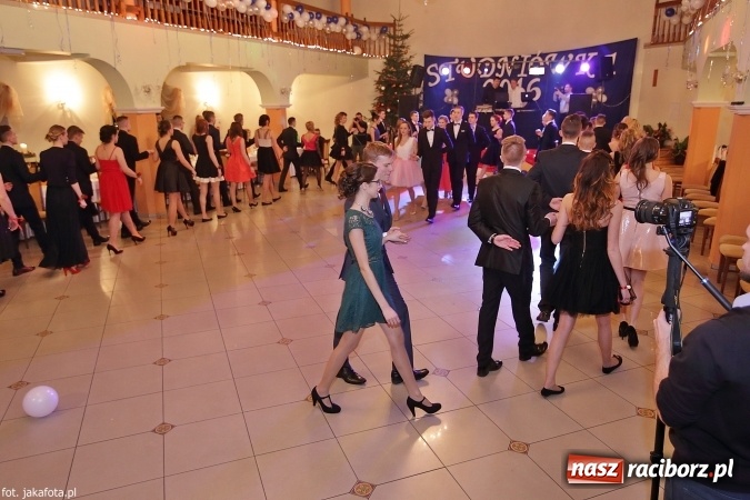 Zdjęcie w galerii na portalu naszraciborz.pl: Maturzyści z raciborskiego ZSOMS bawią się w Rogowie  wiadomości z regionu