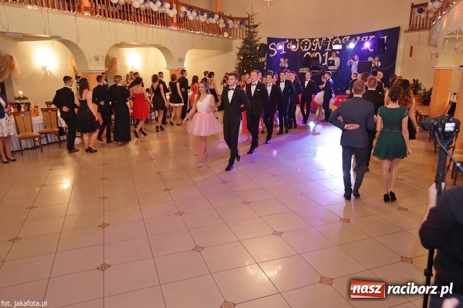 Zdjęcie w galerii na portalu naszraciborz.pl: Maturzyści z raciborskiego ZSOMS bawią się w Rogowie  wiadomości z regionu