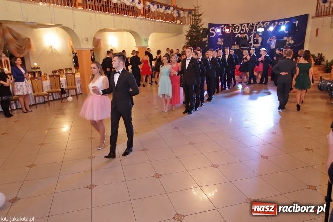 Zdjęcie w galerii na portalu naszraciborz.pl: Maturzyści z raciborskiego ZSOMS bawią się w Rogowie  wiadomości z regionu