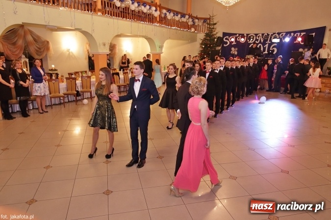 Zdjęcie w galerii na portalu naszraciborz.pl: Maturzyści z raciborskiego ZSOMS bawią się w Rogowie  wiadomości z regionu