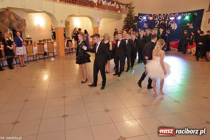 Zdjęcie w galerii na portalu naszraciborz.pl: Maturzyści z raciborskiego ZSOMS bawią się w Rogowie  wiadomości z regionu