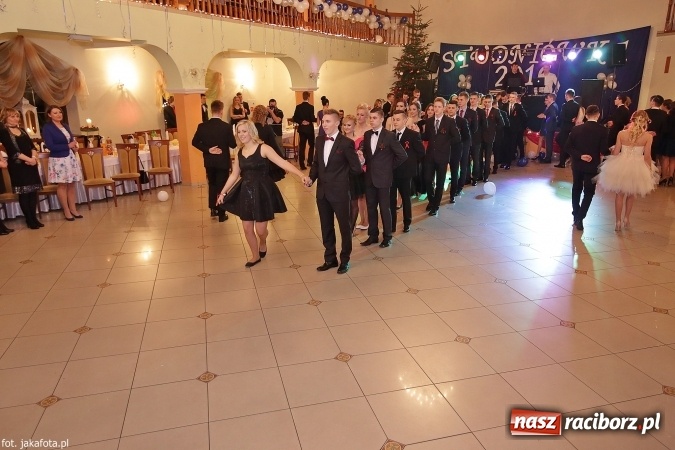 Zdjęcie w galerii na portalu naszraciborz.pl: Maturzyści z raciborskiego ZSOMS bawią się w Rogowie  wiadomości z regionu