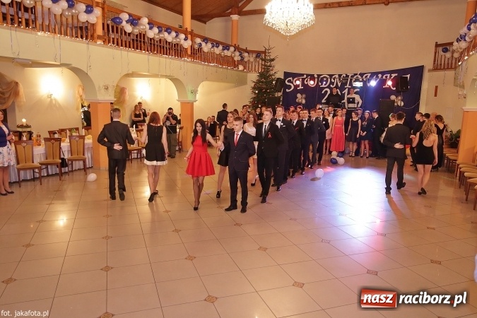 Zdjęcie w galerii na portalu naszraciborz.pl: Maturzyści z raciborskiego ZSOMS bawią się w Rogowie  wiadomości z regionu