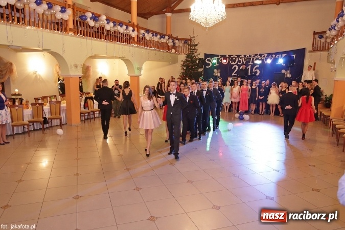 Zdjęcie w galerii na portalu naszraciborz.pl: Maturzyści z raciborskiego ZSOMS bawią się w Rogowie  wiadomości z regionu