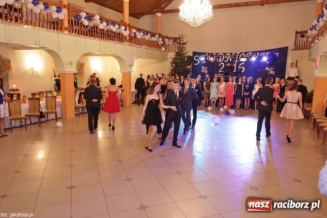 Zdjęcie w galerii na portalu naszraciborz.pl: Maturzyści z raciborskiego ZSOMS bawią się w Rogowie  wiadomości z regionu