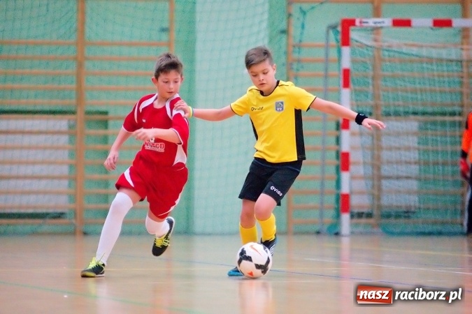 Zdjęcie w galerii na portalu naszraciborz.pl: II kolejka zimowej ligi orlików. Zespoły z regionu walczyły w Arenie Rafako wiadomości z regionu