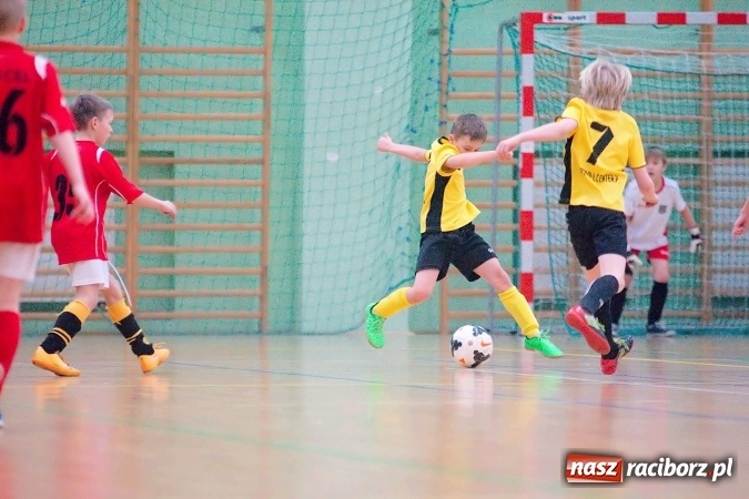 Zdjęcie w galerii na portalu naszraciborz.pl: II kolejka zimowej ligi orlików. Zespoły z regionu walczyły w Arenie Rafako wiadomości z regionu