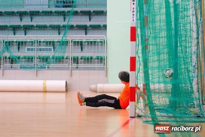 Zdjęcie w galerii na portalu naszraciborz.pl: II kolejka zimowej ligi orlików. Zespoły z regionu walczyły w Arenie Rafako wiadomości z regionu