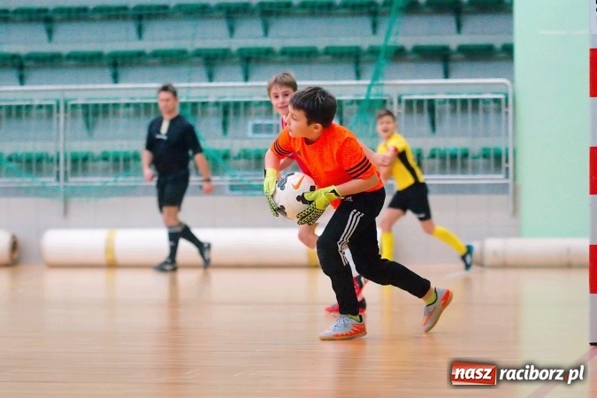 Zdjęcie w galerii na portalu naszraciborz.pl: II kolejka zimowej ligi orlików. Zespoły z regionu walczyły w Arenie Rafako wiadomości z regionu