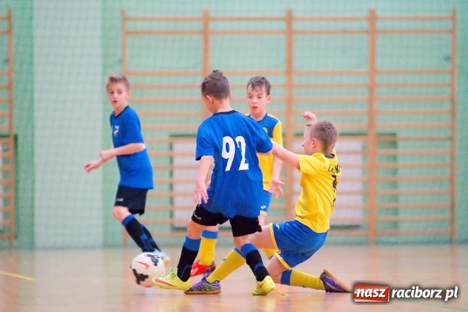 Zdjęcie w galerii na portalu naszraciborz.pl: II kolejka zimowej ligi orlików. Zespoły z regionu walczyły w Arenie Rafako wiadomości z regionu