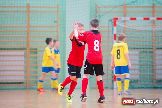 Zdjęcie w galerii na portalu naszraciborz.pl: II kolejka zimowej ligi orlików. Zespoły z regionu walczyły w Arenie Rafako wiadomości z regionu
