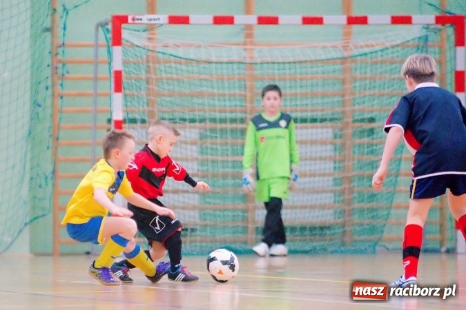 Zdjęcie w galerii na portalu naszraciborz.pl: II kolejka zimowej ligi orlików. Zespoły z regionu walczyły w Arenie Rafako wiadomości z regionu