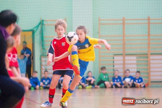 Zdjęcie w galerii na portalu naszraciborz.pl: II kolejka zimowej ligi orlików. Zespoły z regionu walczyły w Arenie Rafako wiadomości z regionu