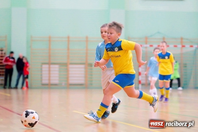 Zdjęcie w galerii na portalu naszraciborz.pl: II kolejka zimowej ligi orlików. Zespoły z regionu walczyły w Arenie Rafako wiadomości z regionu