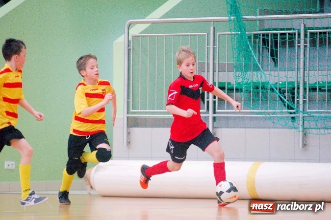 Zdjęcie w galerii na portalu naszraciborz.pl: II kolejka zimowej ligi orlików. Zespoły z regionu walczyły w Arenie Rafako wiadomości z regionu