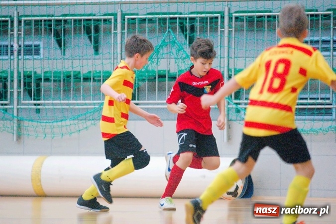 Zdjęcie w galerii na portalu naszraciborz.pl: II kolejka zimowej ligi orlików. Zespoły z regionu walczyły w Arenie Rafako wiadomości z regionu