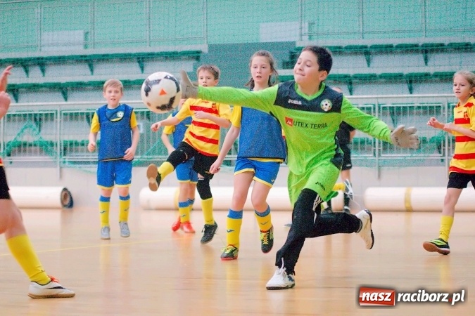 Zdjęcie w galerii na portalu naszraciborz.pl: II kolejka zimowej ligi orlików. Zespoły z regionu walczyły w Arenie Rafako wiadomości z regionu