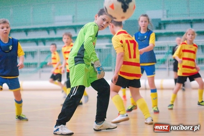 Zdjęcie w galerii na portalu naszraciborz.pl: II kolejka zimowej ligi orlików. Zespoły z regionu walczyły w Arenie Rafako wiadomości z regionu