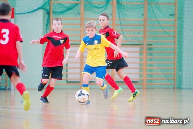 Zdjęcie w galerii na portalu naszraciborz.pl: II kolejka zimowej ligi orlików. Zespoły z regionu walczyły w Arenie Rafako wiadomości z regionu