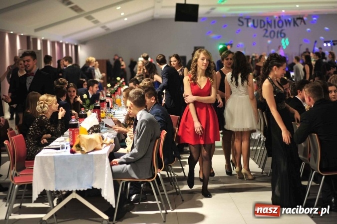 Zdjęcie w galerii na portalu naszraciborz.pl: II LO na swoją studniówkę wybrało Zakrzów FOTO I WIDEO wiadomości z regionu