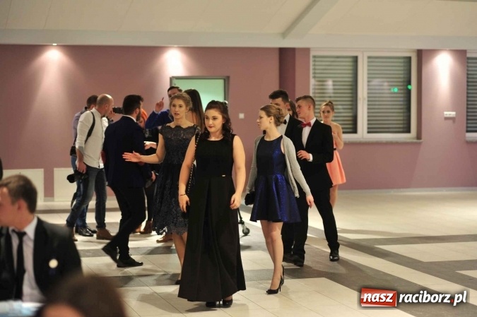 Zdjęcie w galerii na portalu naszraciborz.pl: II LO na swoją studniówkę wybrało Zakrzów FOTO I WIDEO wiadomości z regionu