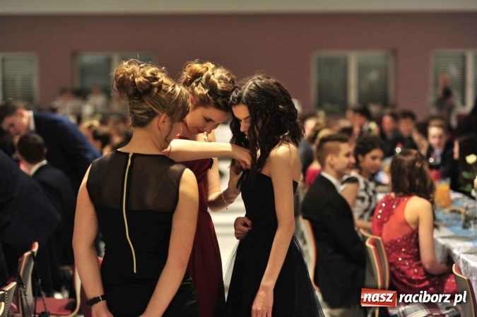 Zdjęcie w galerii na portalu naszraciborz.pl: II LO na swoją studniówkę wybrało Zakrzów FOTO I WIDEO wiadomości z regionu
