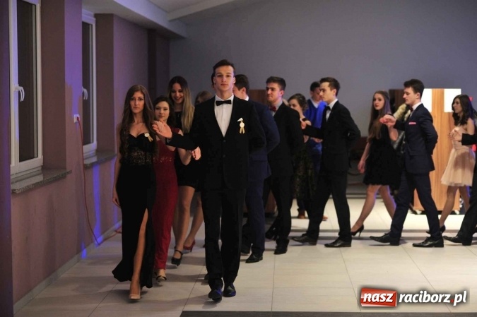 Zdjęcie w galerii na portalu naszraciborz.pl: II LO na swoją studniówkę wybrało Zakrzów FOTO I WIDEO wiadomości z regionu