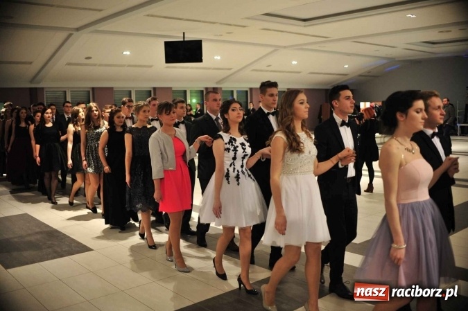 Zdjęcie w galerii na portalu naszraciborz.pl: II LO na swoją studniówkę wybrało Zakrzów FOTO I WIDEO wiadomości z regionu