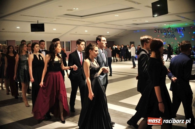 Zdjęcie w galerii na portalu naszraciborz.pl: II LO na swoją studniówkę wybrało Zakrzów FOTO I WIDEO wiadomości z regionu