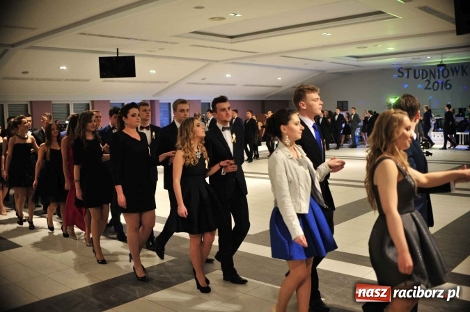 Zdjęcie w galerii na portalu naszraciborz.pl: II LO na swoją studniówkę wybrało Zakrzów FOTO I WIDEO wiadomości z regionu