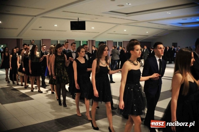 Zdjęcie w galerii na portalu naszraciborz.pl: II LO na swoją studniówkę wybrało Zakrzów FOTO I WIDEO wiadomości z regionu