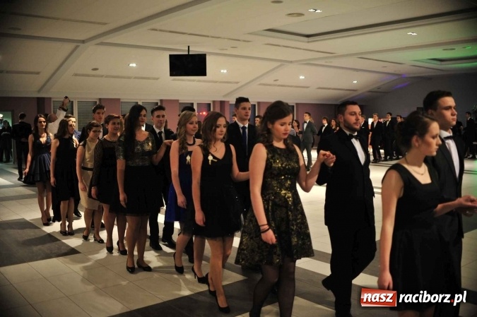 Zdjęcie w galerii na portalu naszraciborz.pl: II LO na swoją studniówkę wybrało Zakrzów FOTO I WIDEO wiadomości z regionu