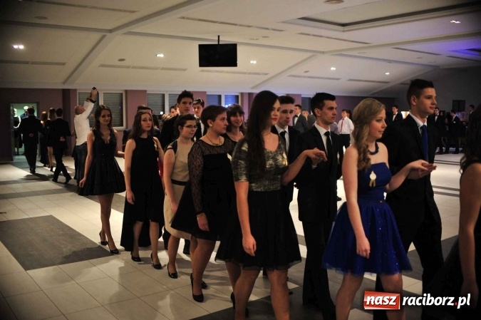 Zdjęcie w galerii na portalu naszraciborz.pl: II LO na swoją studniówkę wybrało Zakrzów FOTO I WIDEO wiadomości z regionu