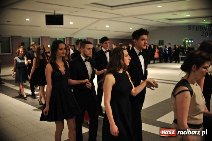 Zdjęcie w galerii na portalu naszraciborz.pl: II LO na swoją studniówkę wybrało Zakrzów FOTO I WIDEO wiadomości z regionu